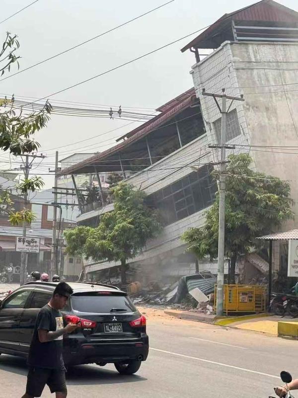 这是3月28日在缅甸曼德勒省拍摄的地震后受损的建筑。新华社