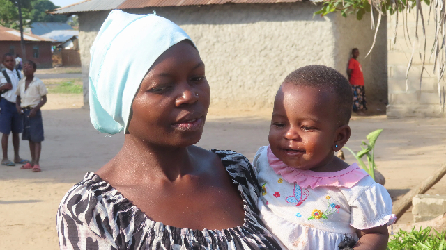 坦桑尼亚农村的母女 （第一财经记者 钱小岩摄）