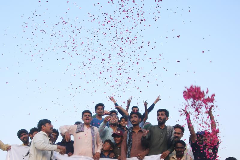 5月10日，在巴基斯坦东部旁遮普省木尔坦市，人们在巴基斯坦和印度宣布停火后庆祝。