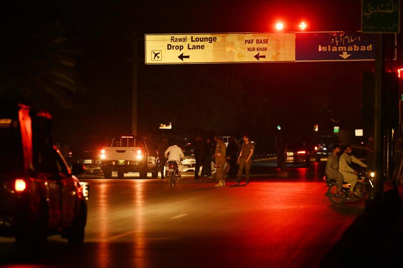 5月10日，警察在巴基斯坦拉瓦尔品第的努尔·汗空军基地附近检查来往车辆。